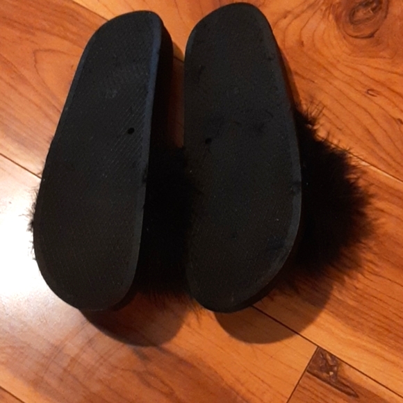 Nova slippers.      Smoke free home - Picture 3 of 3
